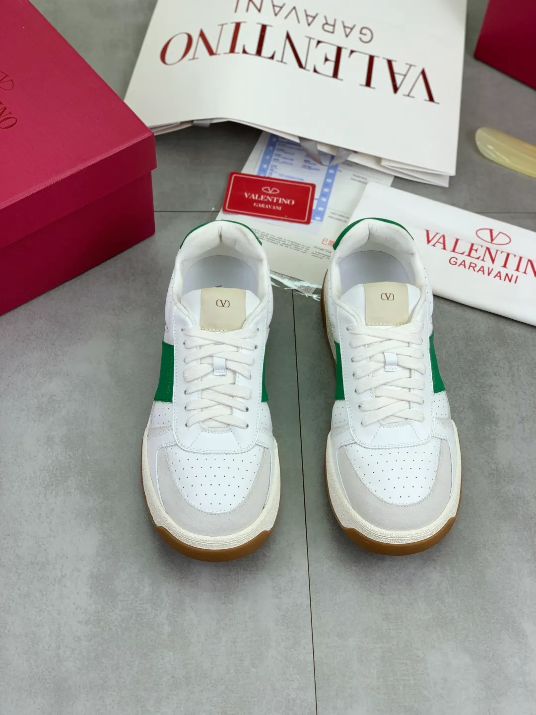 Men's men's shoes 💰P660 new top version of Valentino couple's bread shoes! Valentino Joie de Jouer series Velcro thick sole bread shoes couple style casual sports shoes white shoes original purchase development and production Joie de Jouer series simple style without losing style. The pure white base is paired with fresh green and soft beige, and the unique Velcro design highlights your personality. Every detail tells fashion and quality, wear it, take a confident step, and start the trend journey ✔️Fabric: Original customized imported first-layer cowhide ✔️Inner lining: Original customized soft sheepskin lining ✔️Outsole: Original molded non-slip TPU material ✔️Sole thickness: 3.5CM ✔️Size: Women's 35-41 Men's 38-46 (38. Male, 41 female, 46 non-refundable